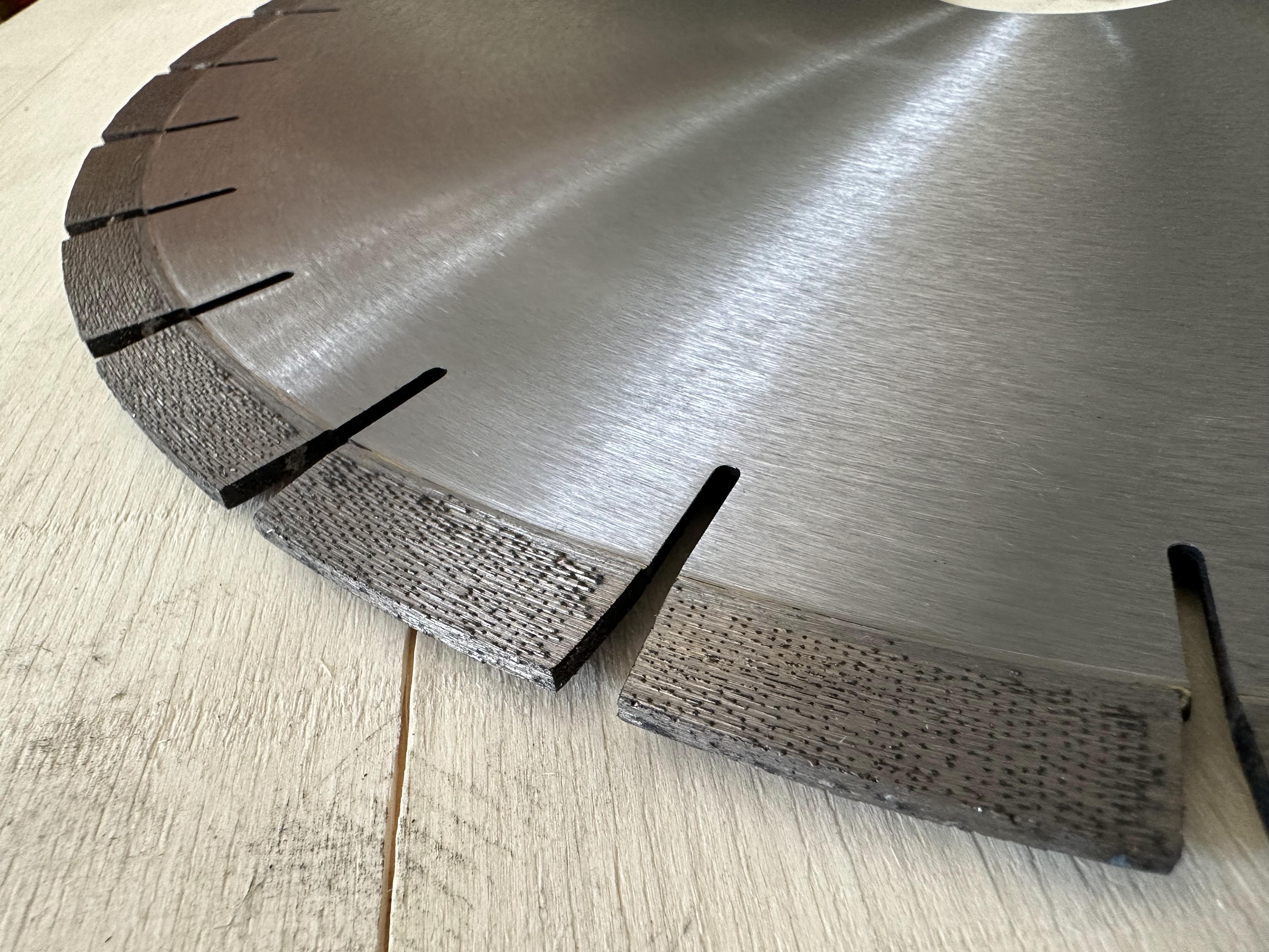 Matrix arrangement diamond saw blade